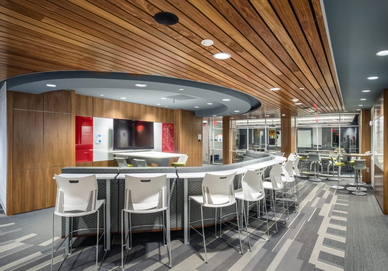 School open space training area with modular walls, power systems, and veneer overhead panels