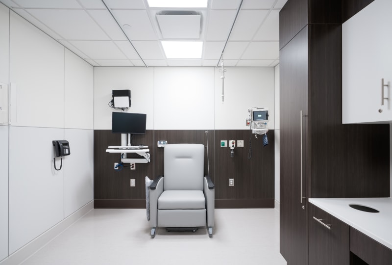 A medical transfusion area featuring DIRTT's soli modular wall with integrated flex gas and casework cabinets.