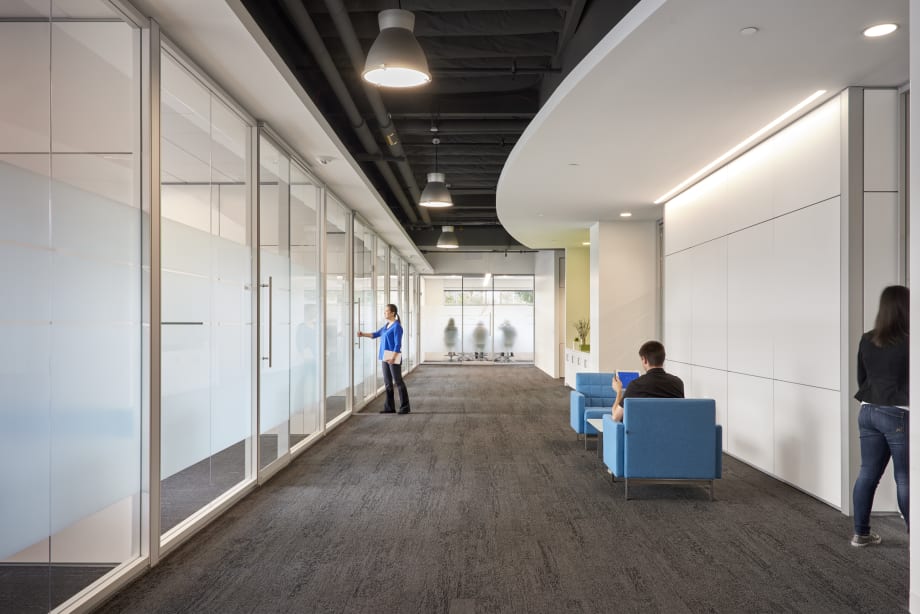 Image of a large workplace setting with prefab modular wall panels throughout the environment