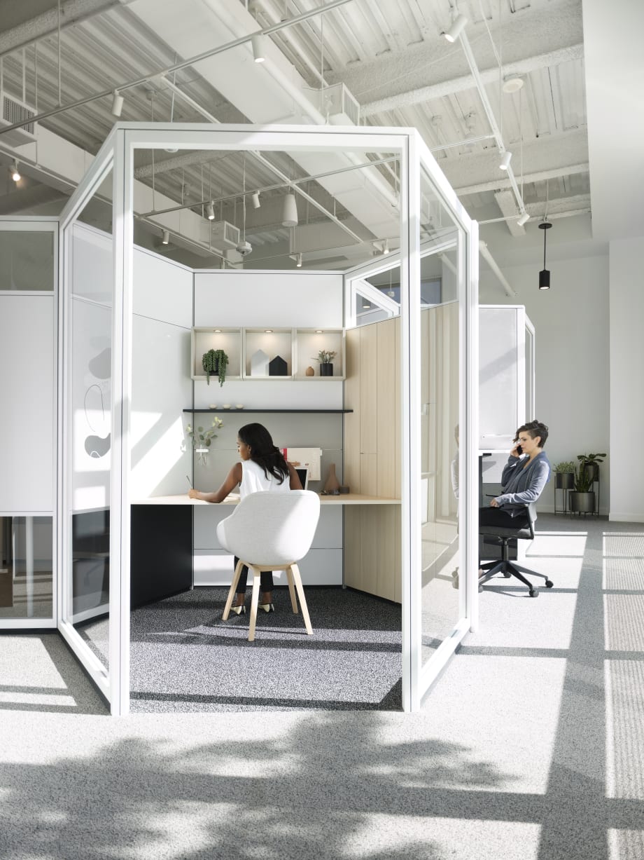 Open drop in office space for focused work utilizing glass wall panels