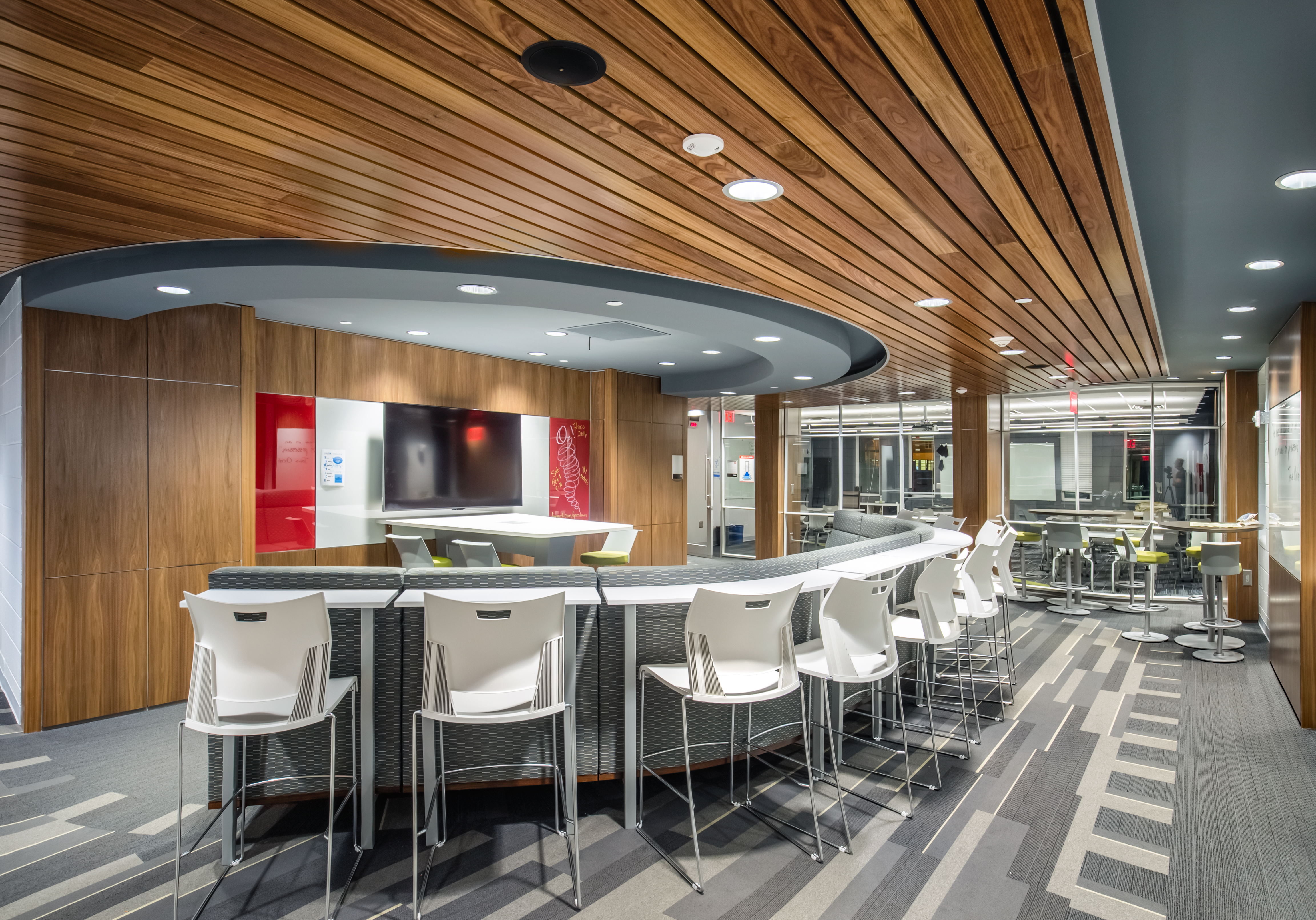 School open space training area with modular walls, power systems, and veneer overhead panels