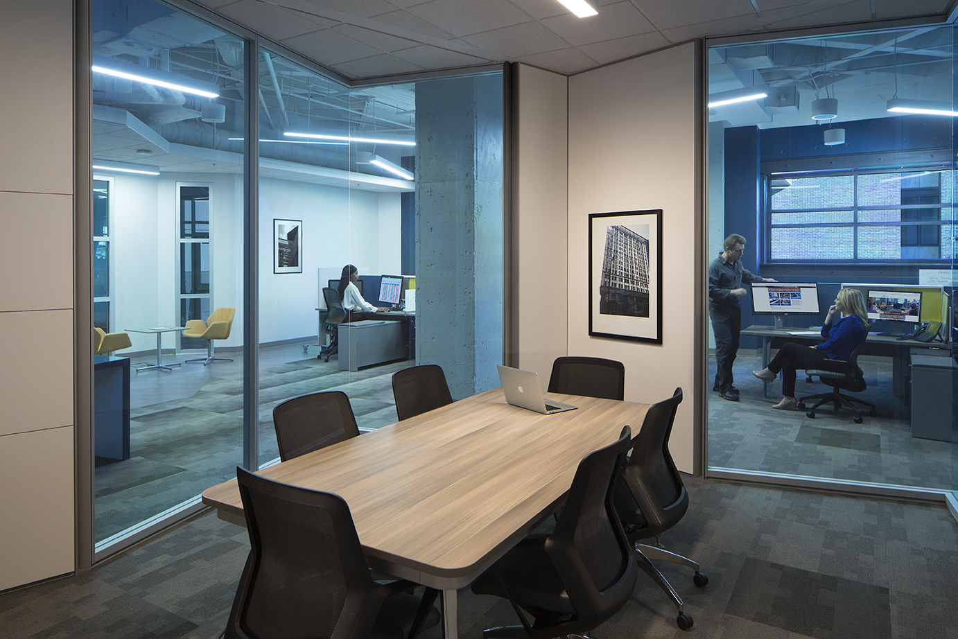 College meeting room with prefab mounted glass walls and custom graphic panels
