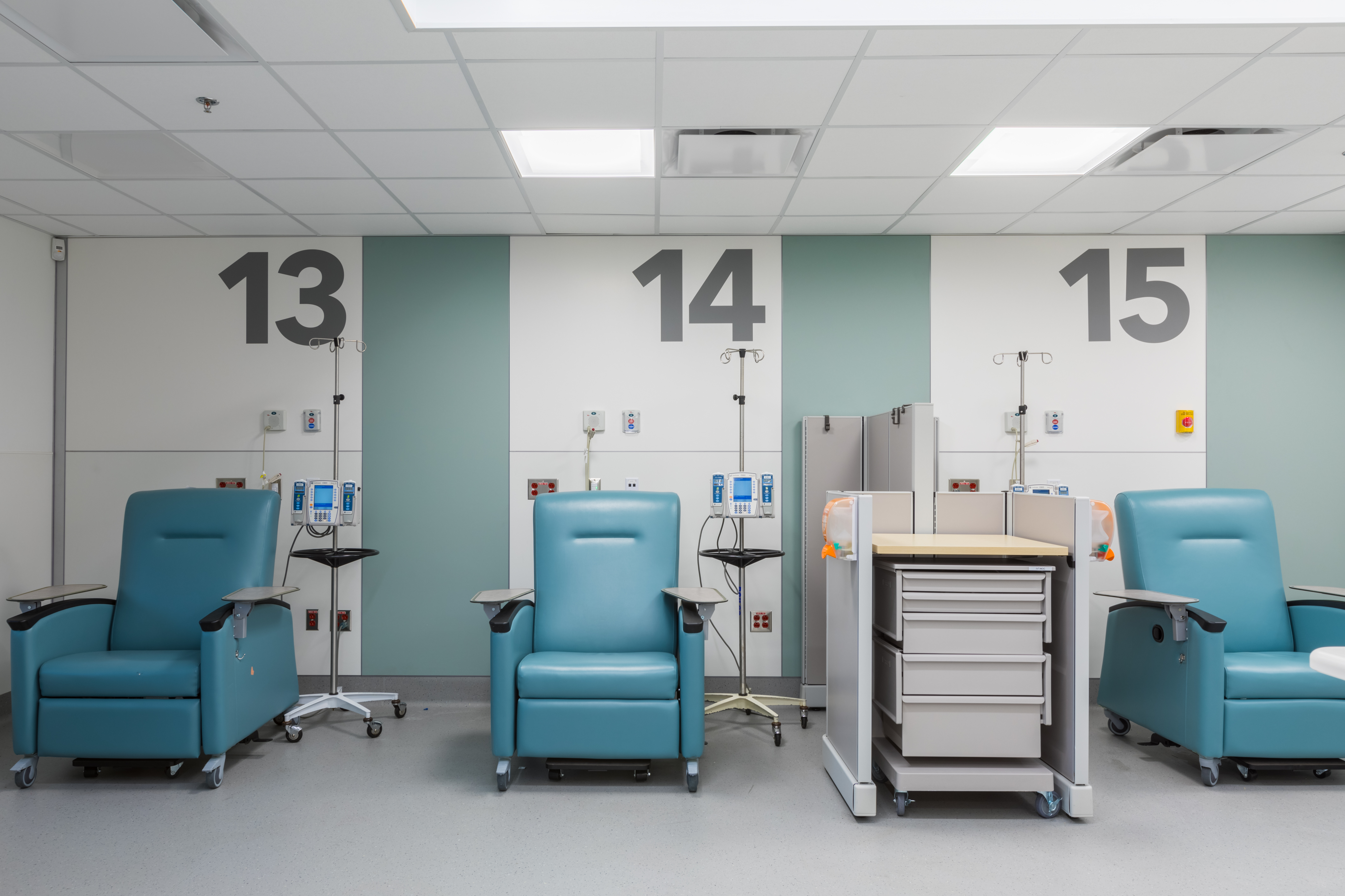 A hospital infusion bay is backed by DIRTT's headwalls with integrated med gasses and wayfinding.