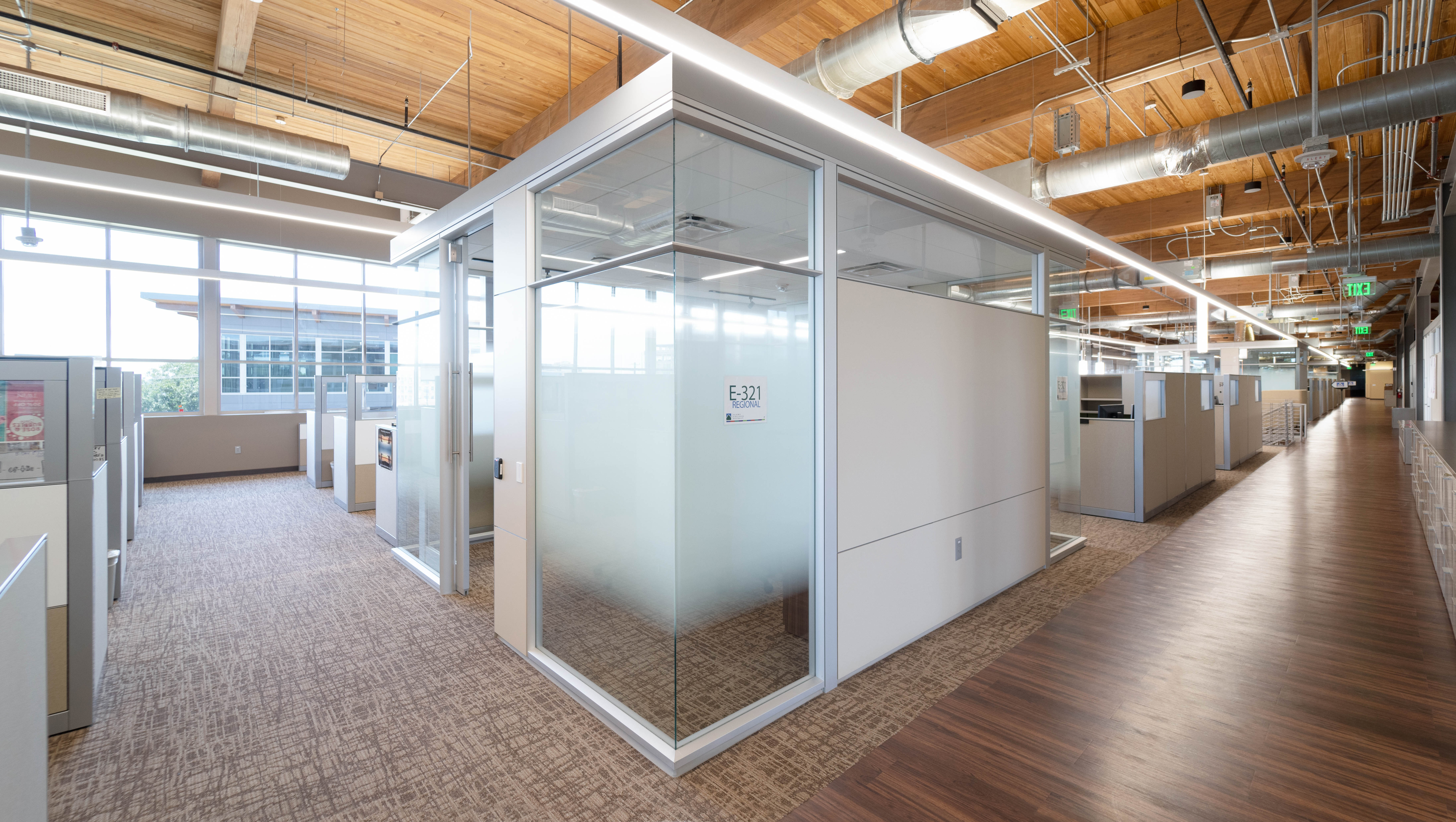 Image of modular solid and glass walls in a office environment