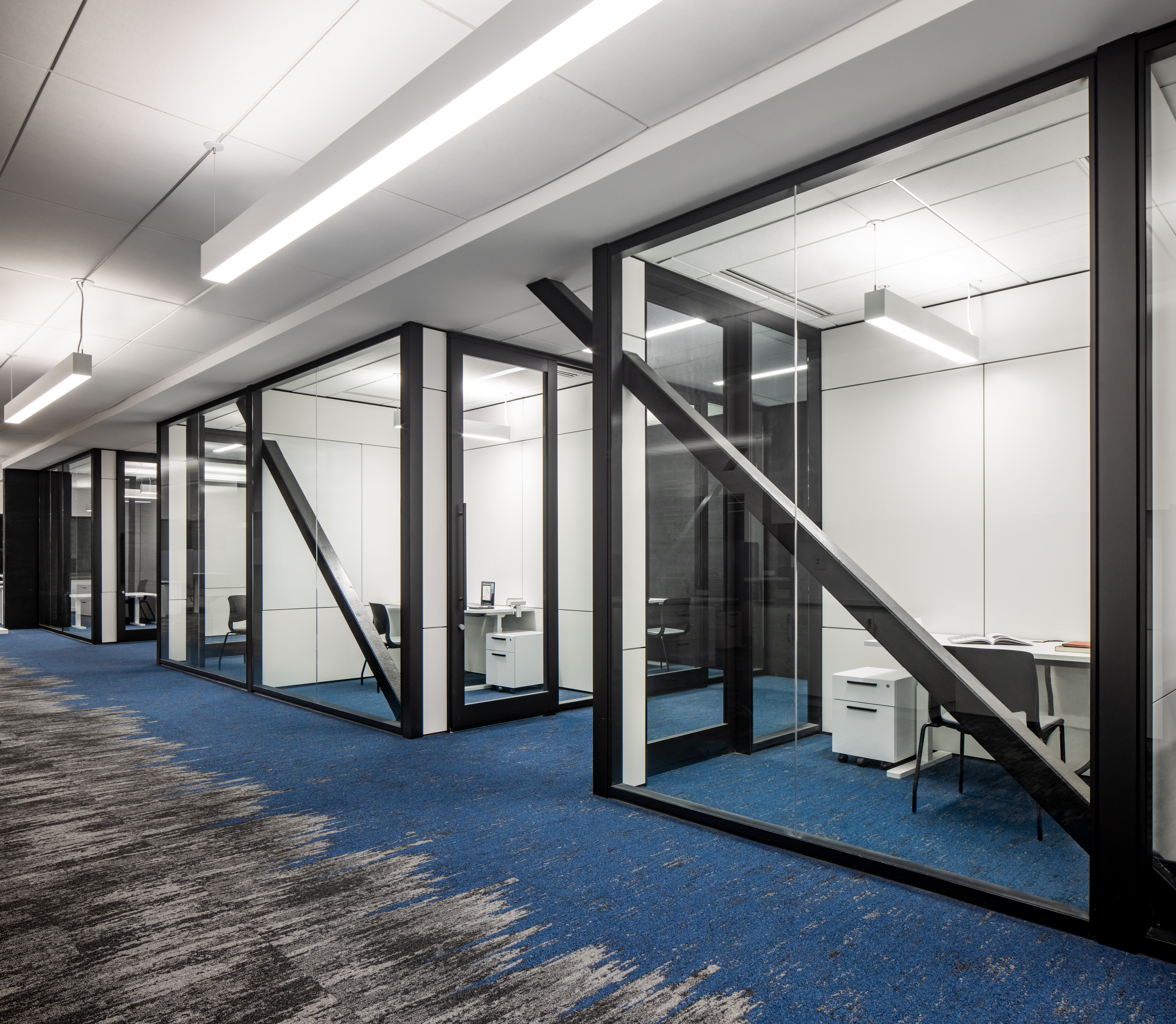 Higher education student center meeting rooms with glass dividers and prefab walls
